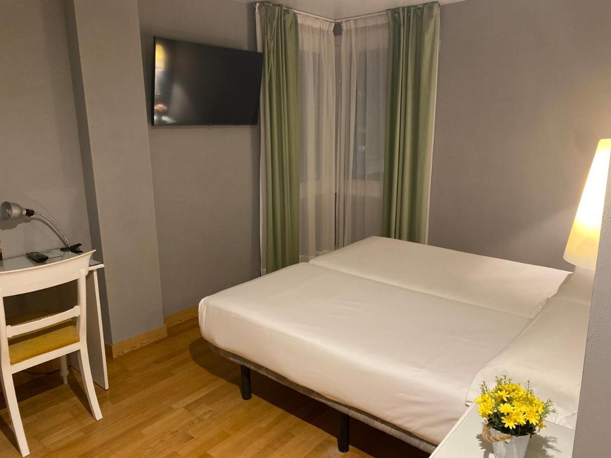 Hotel De *